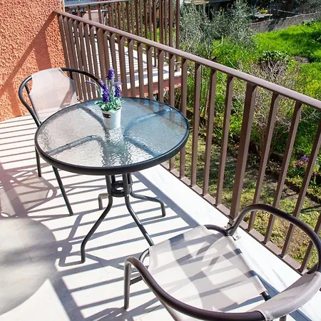 Costas Apartament *